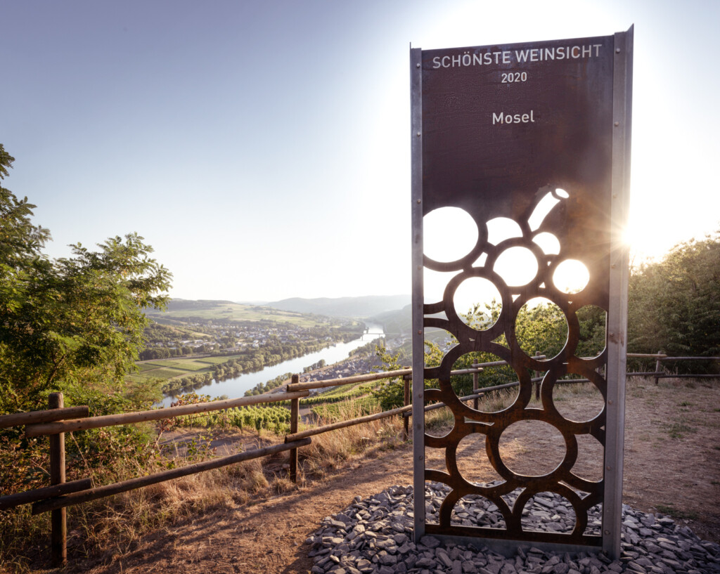Der Weinblick vom Aussichtspunkt hoch oben in den Weinbergen der Gemeinde Lieser