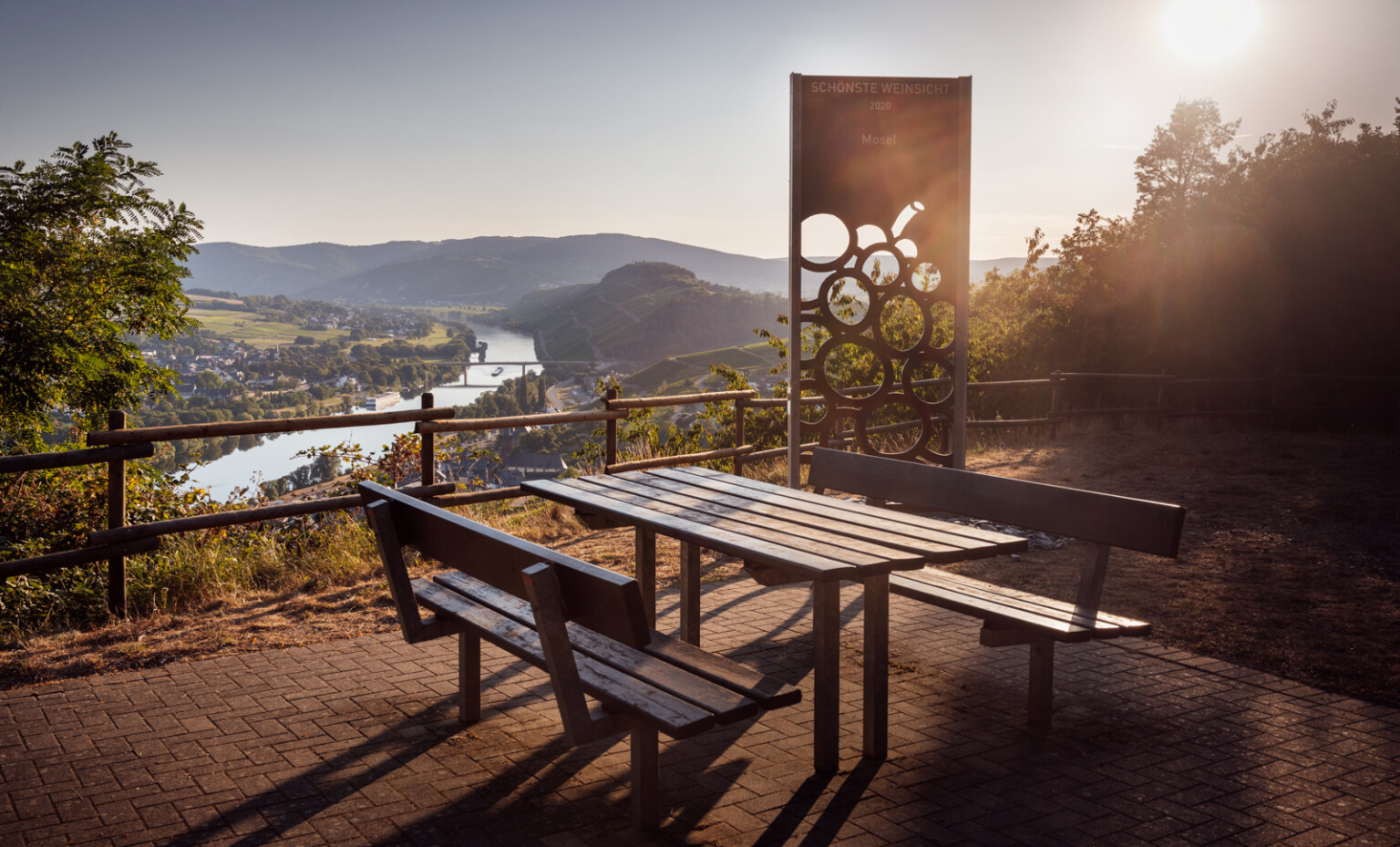 Sitzgruppe und Stele Schönste Weinsicht 2020 Mosel und Moseltal im Hintergrund