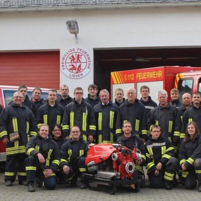 Feuerwehrhaus mit Einsatzfahrzeug, Löschfahrzeug und Kameraden der Freiwilligen Feuerwehr Lieser aus 2015