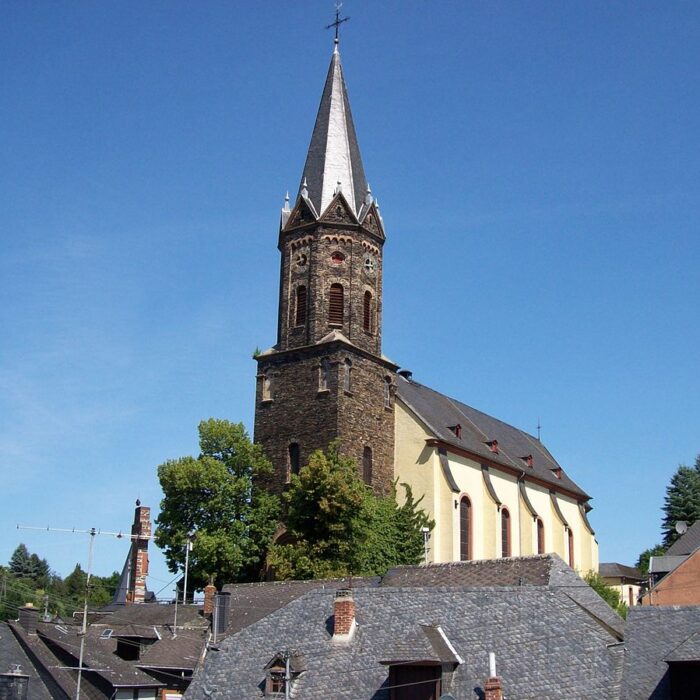 Blick auf die Parrkirche St. Petrus Lieser