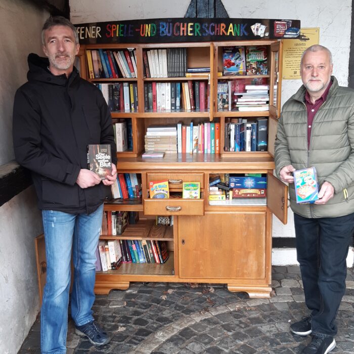 Bücherschrank Marktplatz mit Bürgermeister Jochen Kiesgen links und Organisator Winfried Griebler rechts