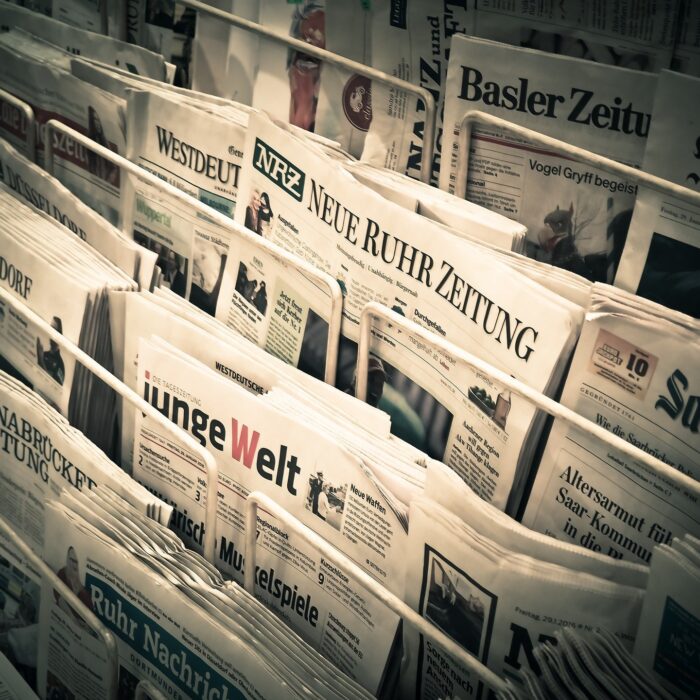 Tageszeitungen im Ständer